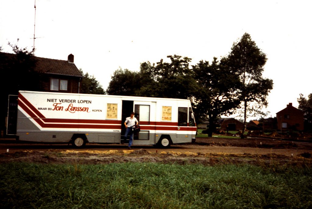 Rijdende winkel van Ton Lenssen, in 1989.