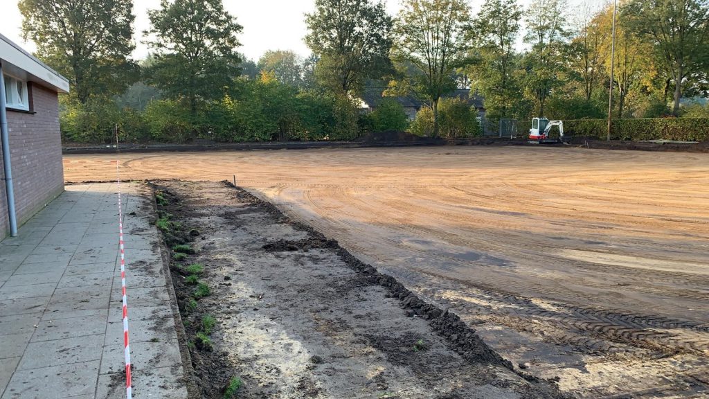 Tractor bezig met freeswerk. De laatste keer dat er gras op het korfbalveld aanwezig is.